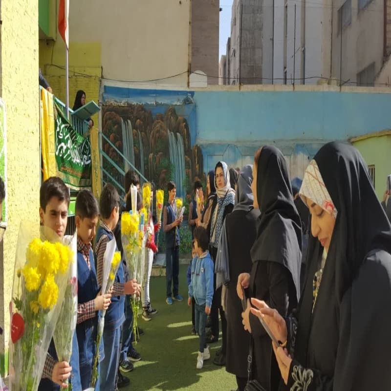 مراسم طرح بوسه بر دستان مادر