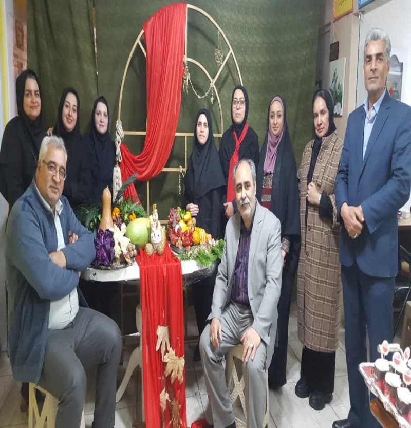 دانش آموزان و جشن یلدا و همکارا ن دبستان کارا وجشن یلدا