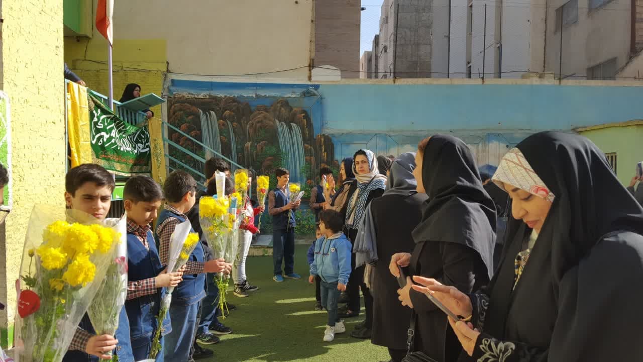 مراسم طرح بوسه بر دستان مادر